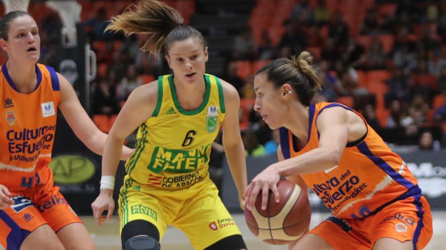 Partido entre el Valencia BC y el Mann Filter Casablanca en La Fonteta