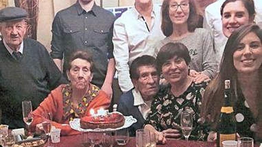 María Domínguez Iglesias celebra sus 90 años en buena compañía