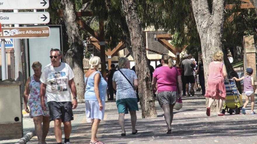 Una imagen de Guardamar del Segura este verano con turistas