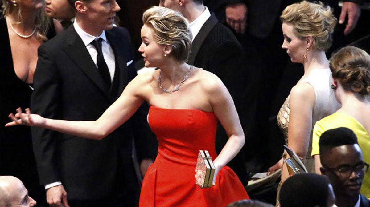 Jennifer Lawrence cau a lalfombra vermella dels Oscars 2014