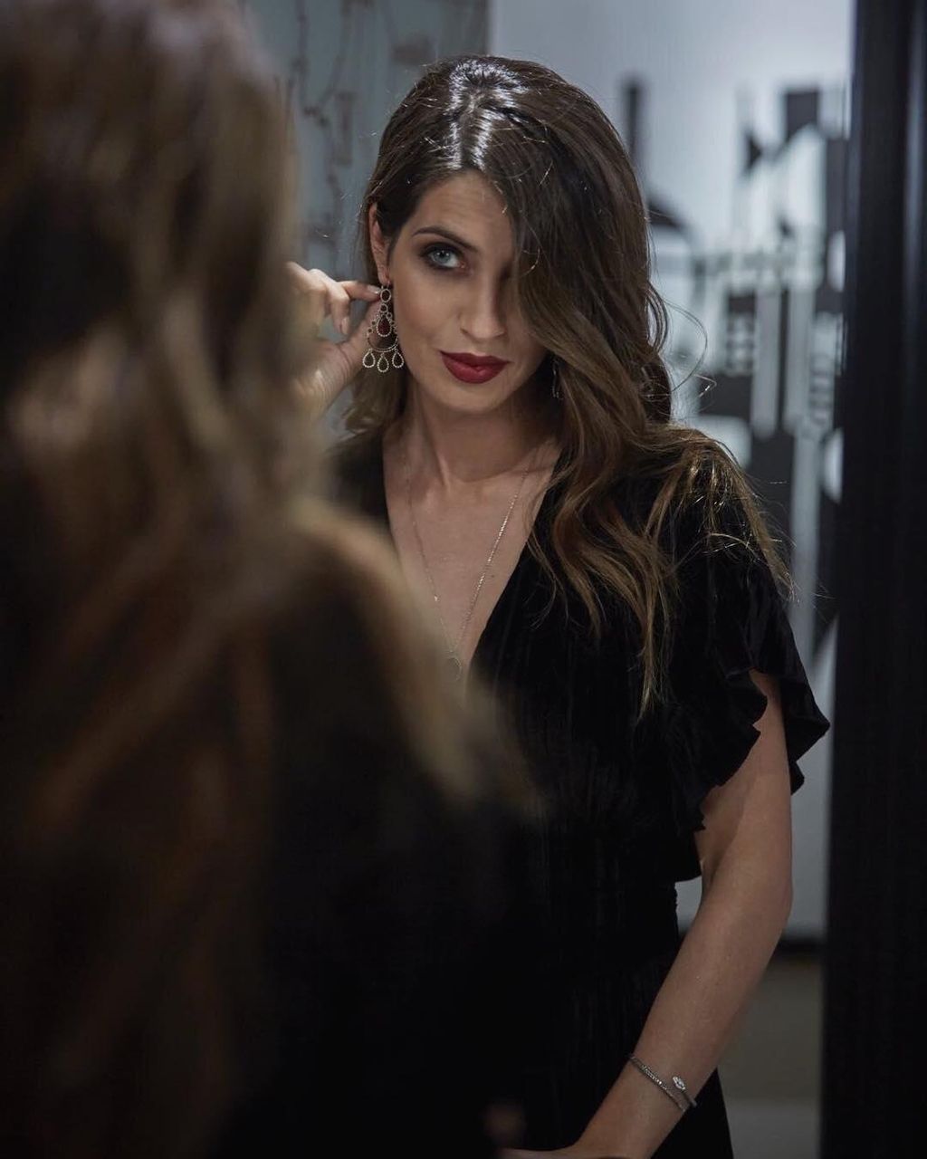 Sara Carbonero mirándose en el espejo