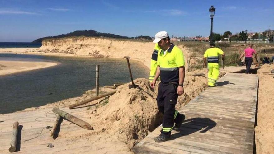 Reconstrucción del paseo de madera  |  Mientras se buscan soluciones a la erosión, el Concello ha acometido labores de conservación del paseo de madera que atraviesa el sistema dunar, dañado por los desprendimientos de arena. Además de la reparación de la pasarela y del vallado del nuevo talud para evitar caídas, los operarios municipales han instalado dos bancos para el descanso de los viandantes.