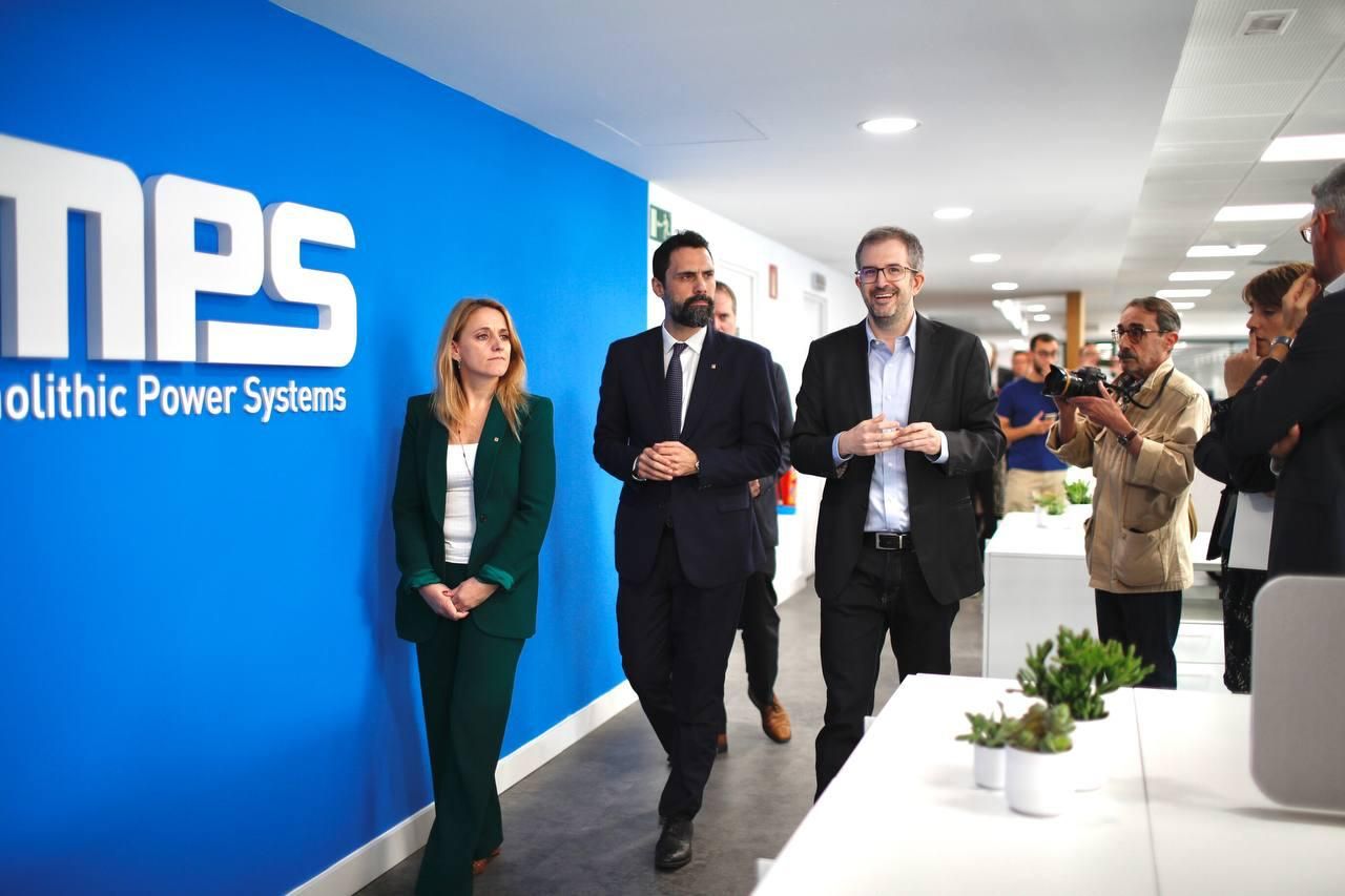 La 'consellera' d'Economia, Natàlia Mas, y el 'conseller' d'Empresa, Roger Torrent, en la visita del centro de MPS