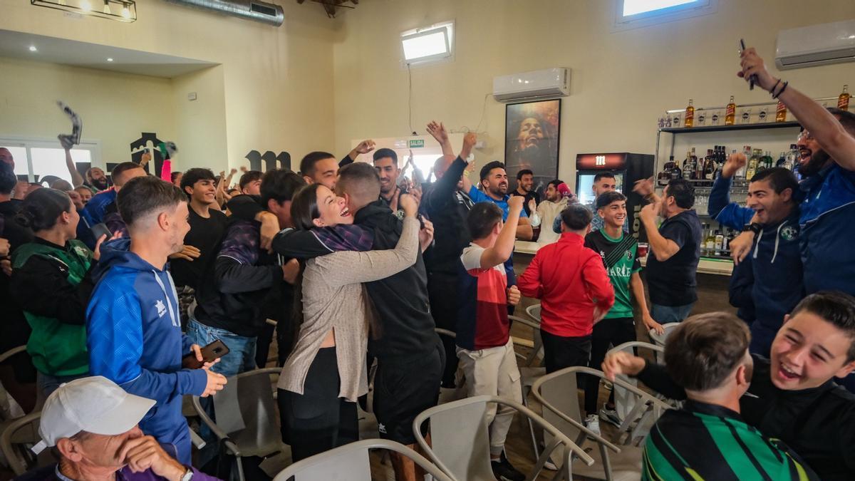 Jugadores del Gévora y familiares celebran el resultado del sorteo copero que les empareja con el Betis.