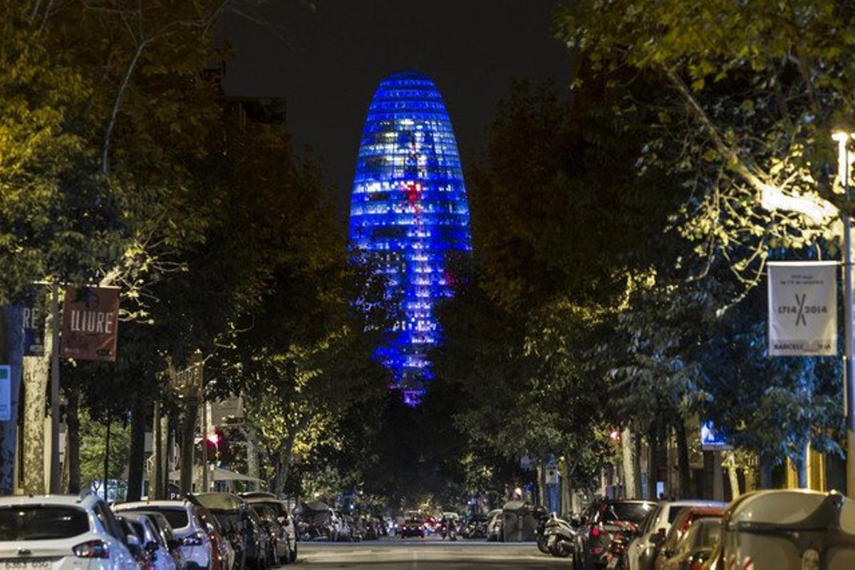 La torre Agbar, il·luminada, durant les últimes festes de la Mercè.