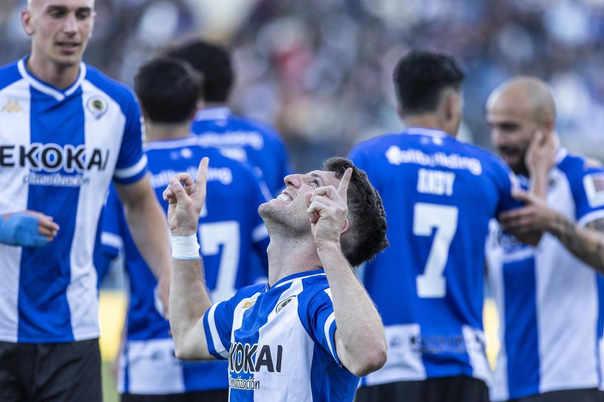Alberto Toril dedica al cielo uno de los 4 goles en tres partidos que lleva con el Hércules.