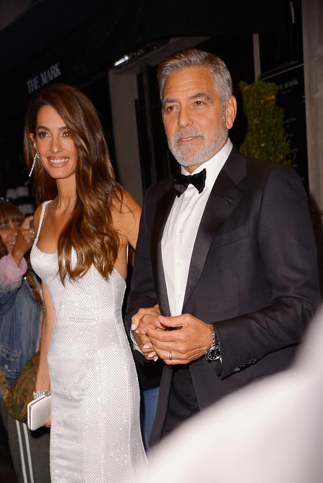 Amal Clooney del brazo de George Clooney