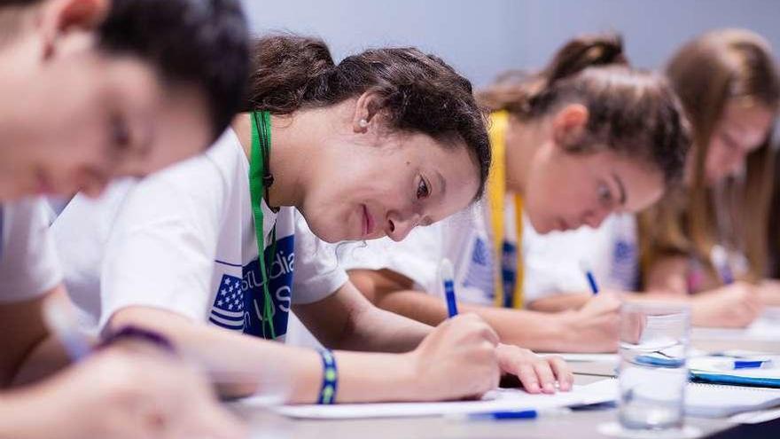 Becarios de otras ediciones durante una de las sesiones formativas.