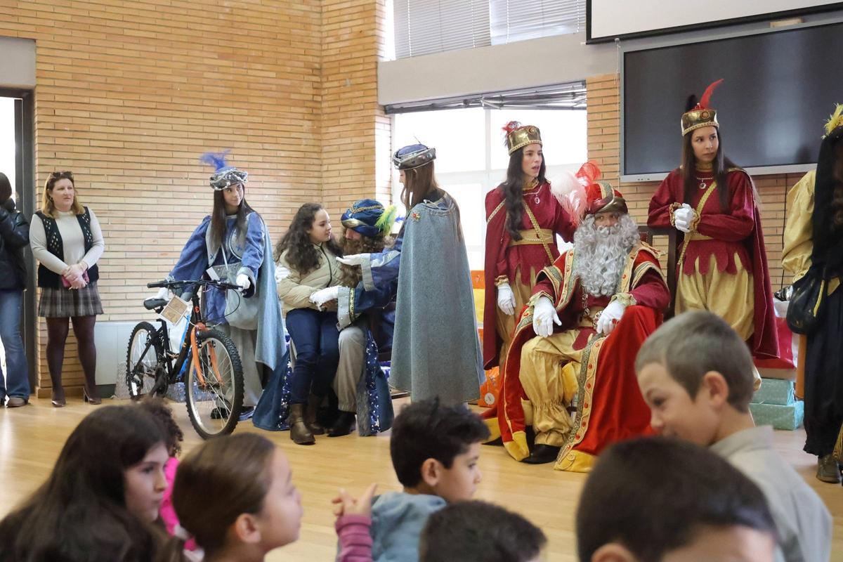 Fotogalería | Los Reyes Magos reparten bicis e ilusión en el IMAS