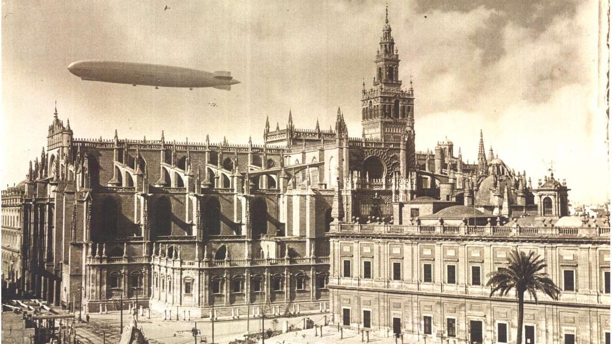 Desde la azotea del Coliseo España, Emigdio Mariani y Piazza captó esta imagen del dirigible Zeppelín sobrevolando la catedral sevillana, en 1933.  / El Correo