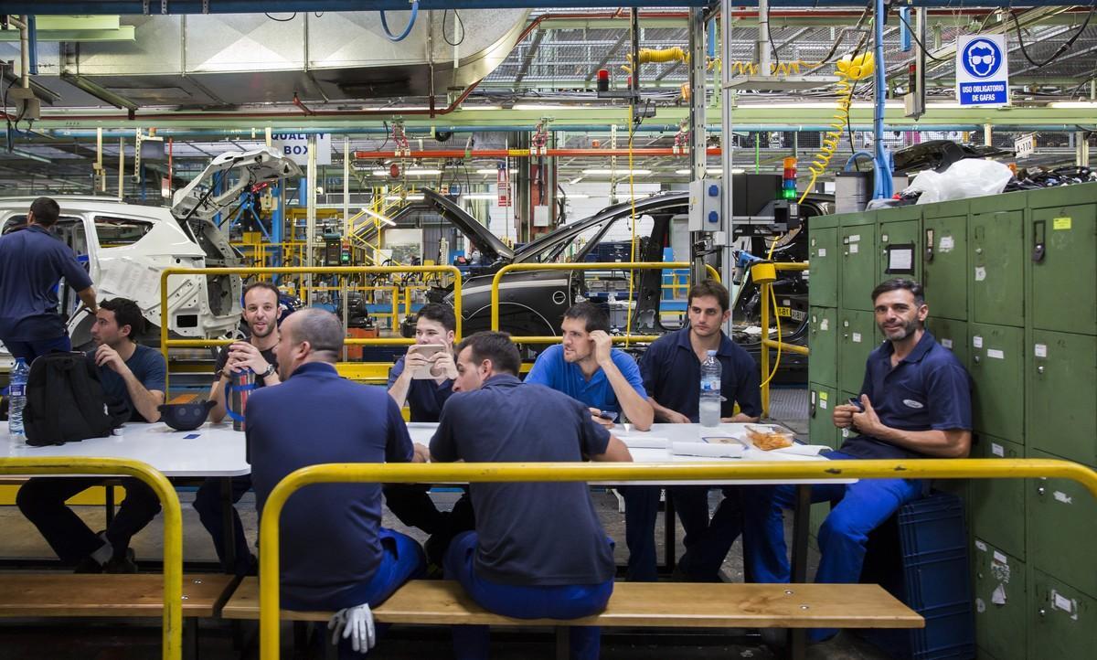 Trabajadores en la factoría Ford de Al,usafes, en Valencia.