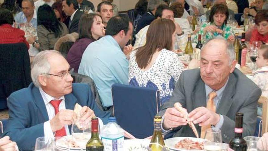 Los casi 200 asistentes disfrutaron de una comida en el restaurante Agarimo, en la parroquia de Donramiro.