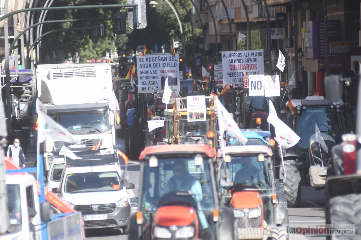 Miles de agricultores y ganaderos toman las calles de Murcia