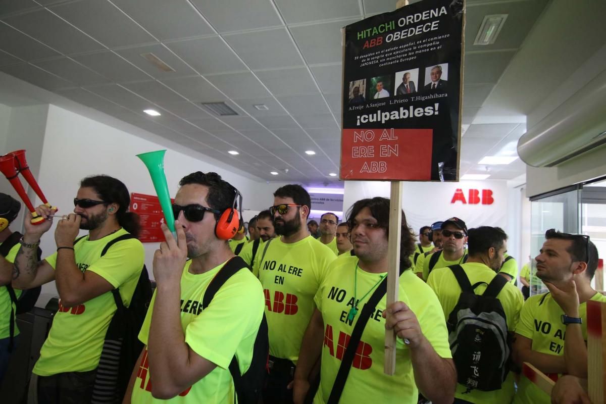 200 trabajadores de ABB Córdoba se manifiestan en la sede de Madrid