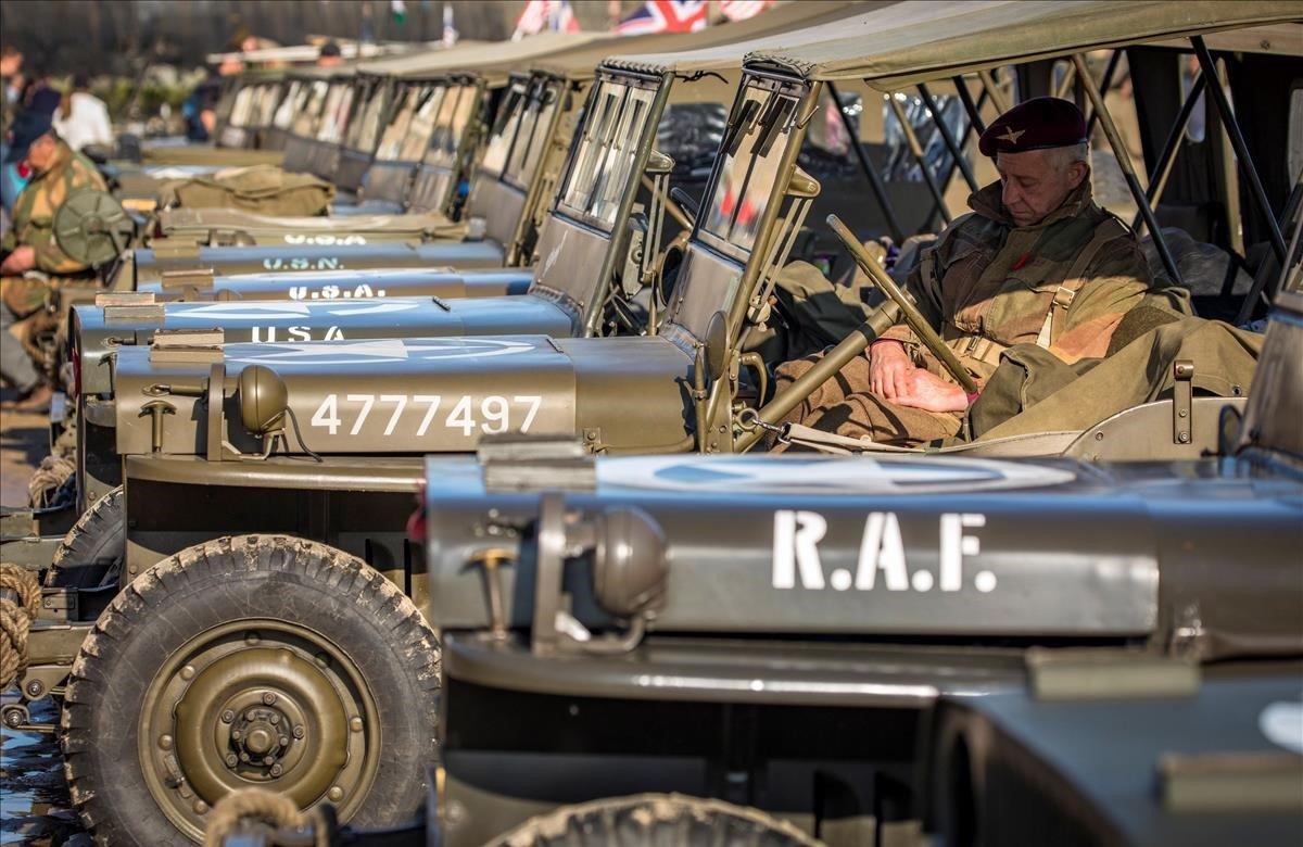 Un hombre descansa en el interior de uno de los vehículos militares históricos, este jueves, en la playa de Arromanche.