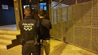 Detenido cuando pretendía vender en La Fama media docena de móviles robados