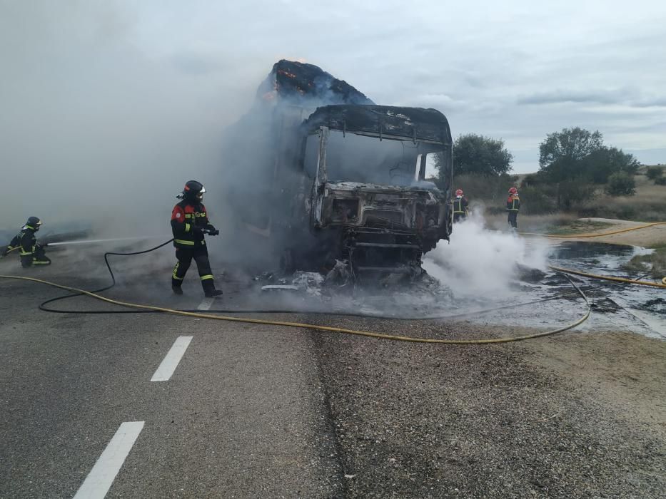 Las imágenes del incendio de un camión en N-122, a la altura de Muelas del Pan