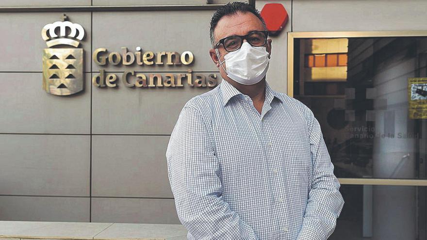 Conrado Domínguez en la puerta de la Consejería de Sanidad.