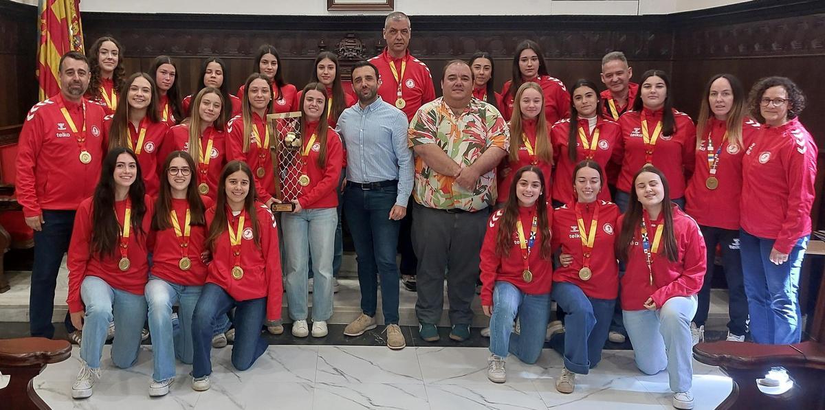Campeonas de la Minicopa de la Reina con las autoridades.
