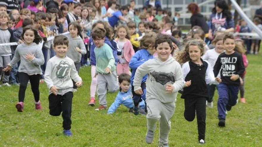 Escolares del barrio de Monte Alto participan en una carrera solidaria