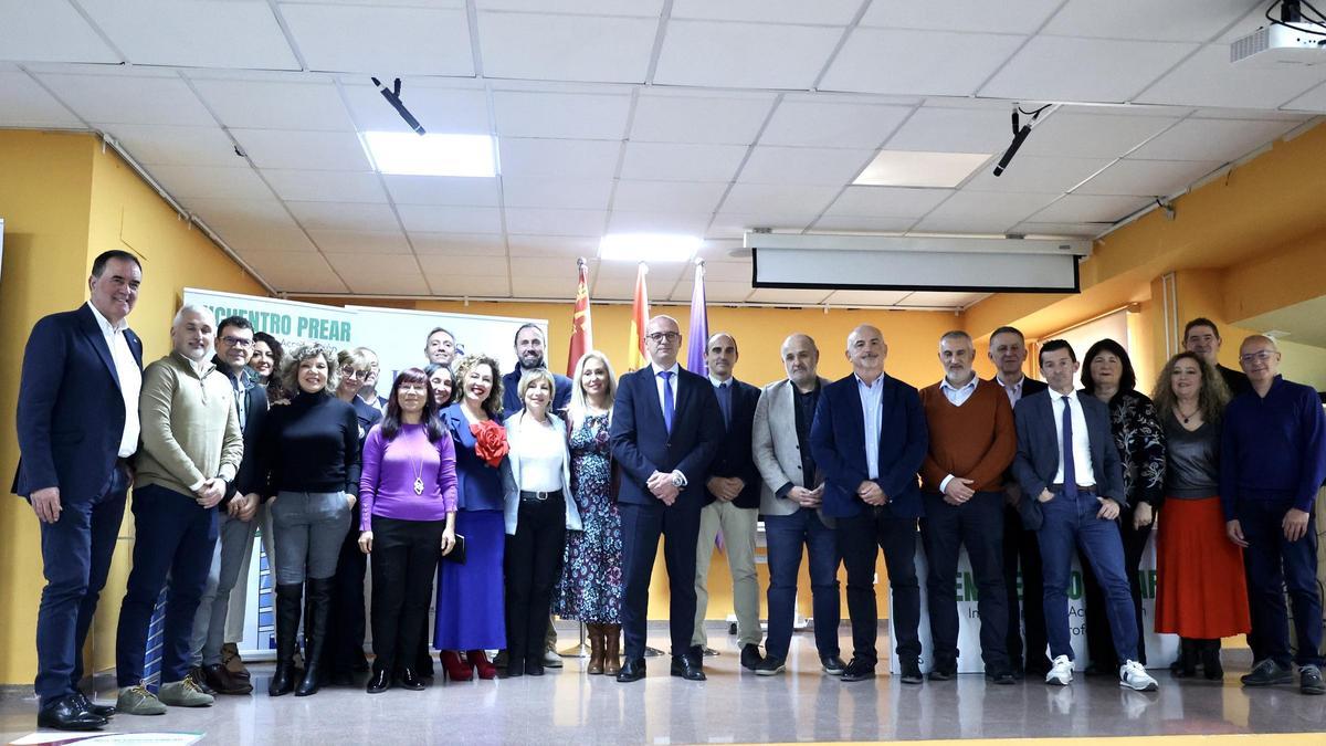 El consejero de Educación (en el centro), junto a los representantes de los centros reconocidos.