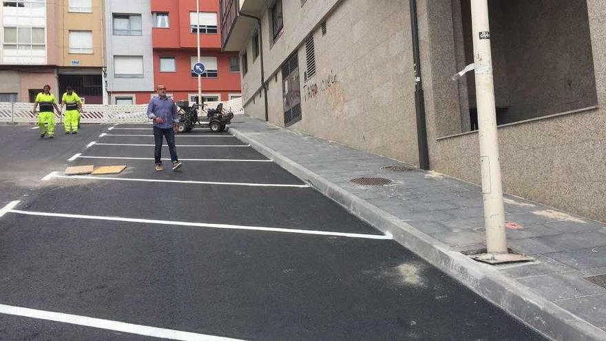 El alcalde, ayer, durante la supervisión de las obras ejecutadas en la calle Vicente Risco.