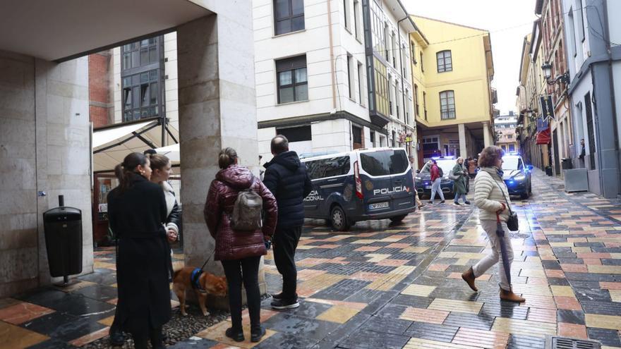 Varios vehículos policiales en la calle Bances Candamo, donde se produjo la detención. | Miki López