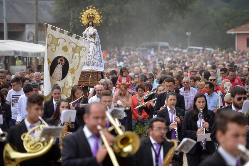 La tradicional romería celebra su día grande con la procesión de la Virgen