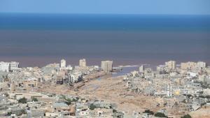 Minas y cadáveres en descomposición: la difícil tarea de los rescatistas en Libia.