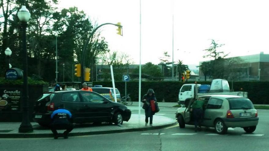 Dos vehículos colisionan en la carretera de Villaviciosa