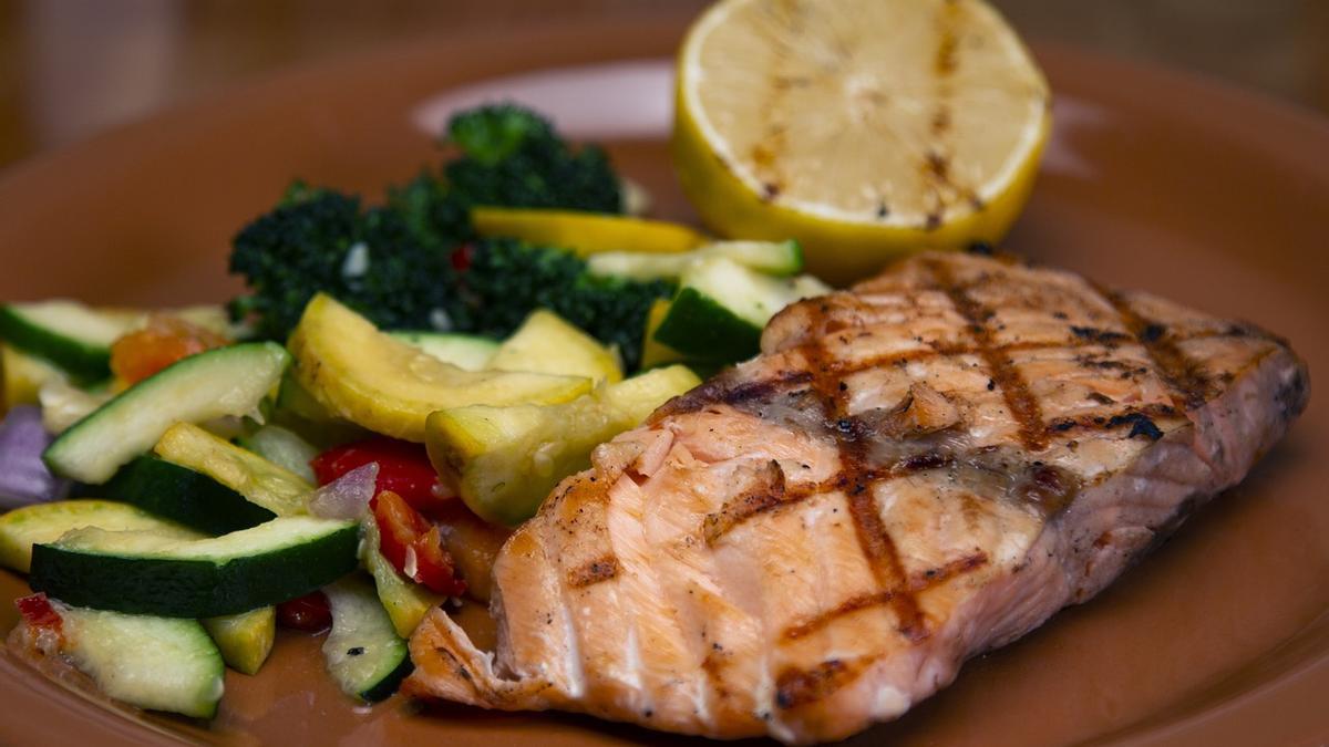 La cena antiinflamatoria que recomiendan los expertos en nutrición para bajar la barriga.