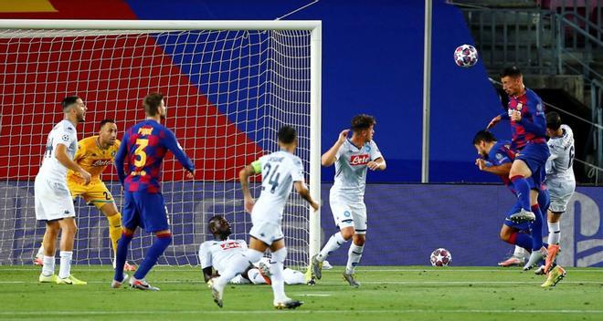 El jugador del FC Barcelona, Clément Lenglet (d), cabecea para marcar ante el SSC Nápoles, durante el partido de vuelta de octavos de final de Liga de Campeones que ambos equipos disputan esta noche en el Camp Nou de Barcelona.