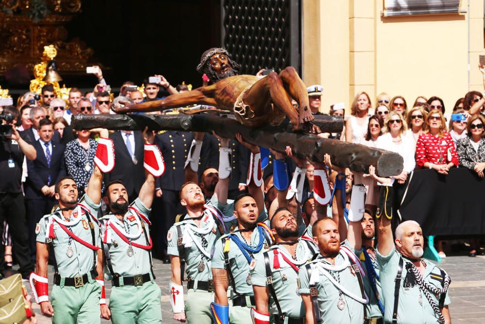 El traslado del Cristo de la Buena Muerte a cargo de la Legión volvió a congregar a numeroso público en la explanada de Santo Domingo