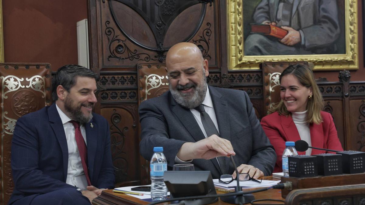 El alcalde Jaime Martínez y los regidores Javier Bomet y Lourdes Roca en el pleno de este jueves.
