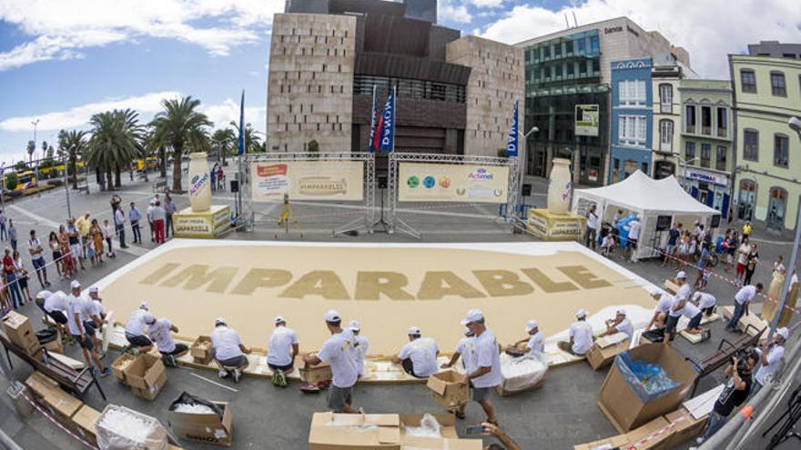 Imagen del mosaico realizado en la plaza de Stagno con las 87.365 botellas de plástico.