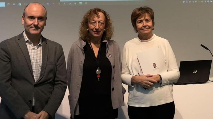 Pablo León, Yolanda Cerra y Carmen Moriyón, ayer, en la Laboral, durante la inauguración de los talleres impulsados por la Asociación Asturiana de Antropología y Patrimonio Etnológico. | N. M. R.