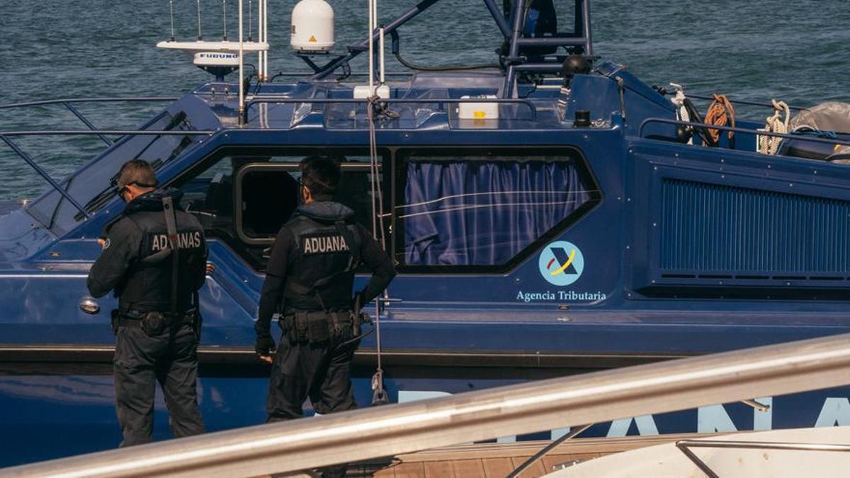 Miembros de Vigilancia Aduanera, antes de zarpar del puerto de Algeciras.