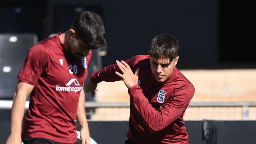 Jairo Izquierdo y Arnau Ortiz, jugadores del FC Cartagena, en un entrenamiento.