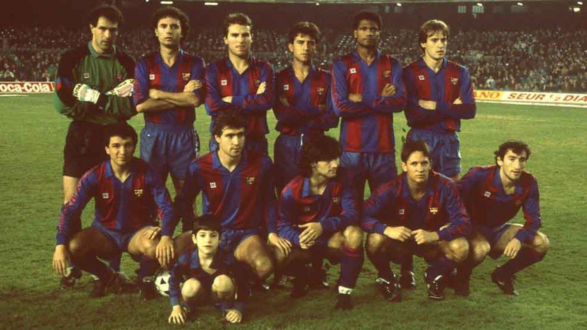 El Barça que goleó al Sevilla (4-0) en el partido aplazado por la huelga general del 14-D de 1988: Zubizarreta, Serna, Robert, Milla, Aloísio y Soler (de pie). Eusebio, Julio Salinas, Bakero, Lineker y Begiristain (agachados)