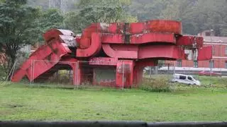 La escultura "Marea roja", en Langreo, amenaza con convertirse en chatarra: un año después de partirse en dos debido a su deterioro, sigue sin restaurarse