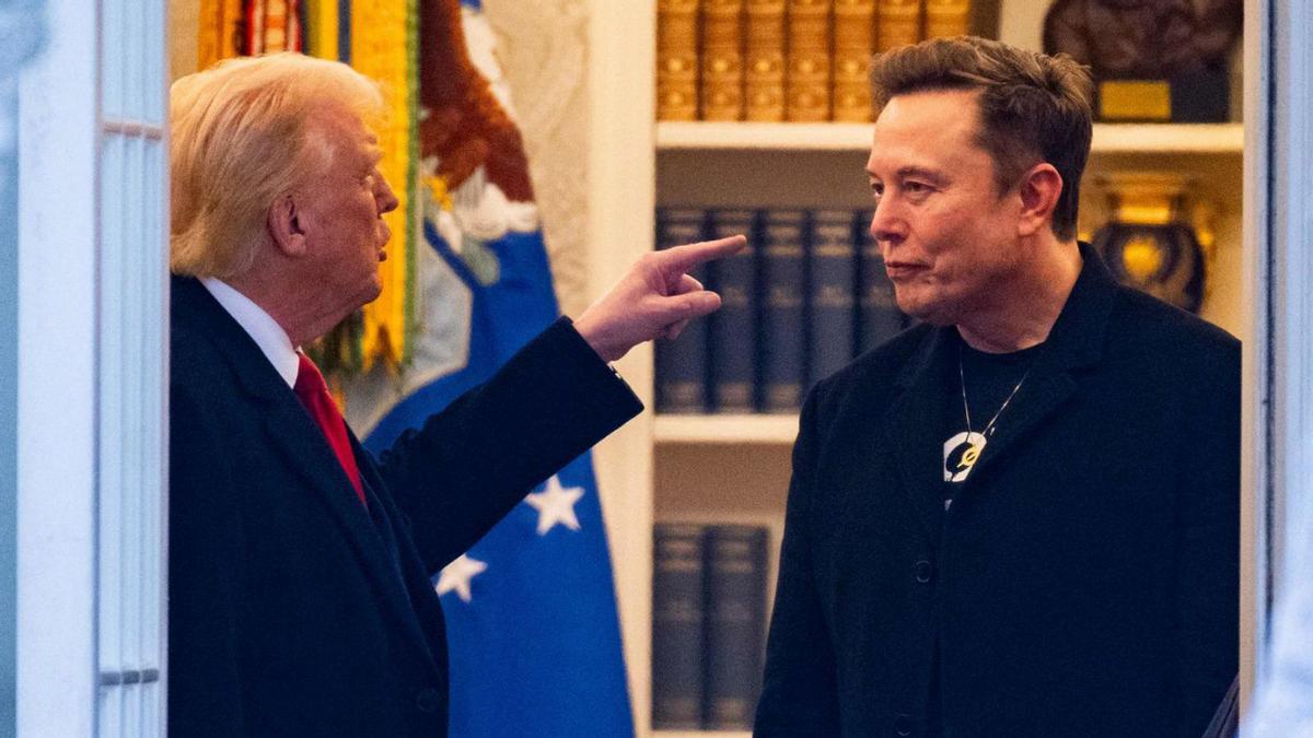 El president dels Estats Units, Donald Trump, parla amb el multimilionari Elon Musk, a la Casa Blanca.  | ROBERTO SCHIMDT / AFP