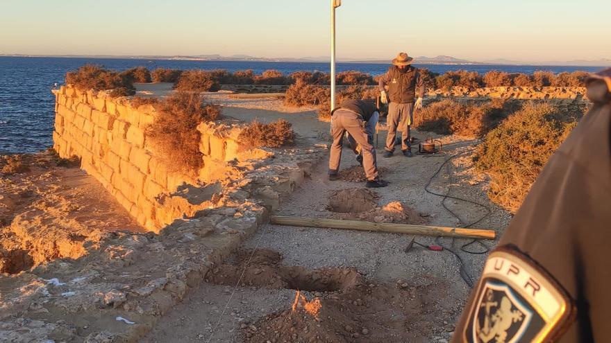 El Ayuntamiento de Alicante construye sin permiso de Costas un vallado en zonas protegidas de Tabarca