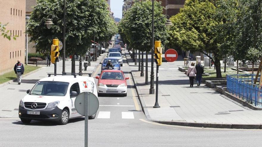 Coches en tránsito por la avenida de la Argentina, a la altura de la iglesia de Fátima. | Marcos León