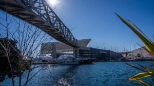 El puerto del Fòrum, con la pérgola fotovoltaica al fondo, en Sant Adrià de Besòs.