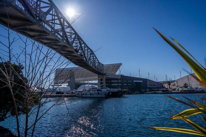 El puerto del Fòrum, con la pérgola fotovoltaica al fondo, en Sant Adrià de Besòs.