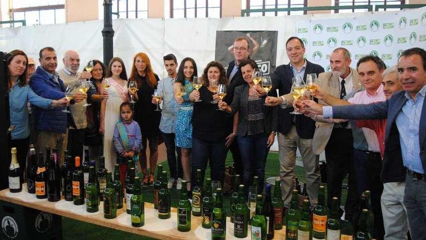 El brindis de las autoridades con sidra asturiana tras la inauguración del festival.