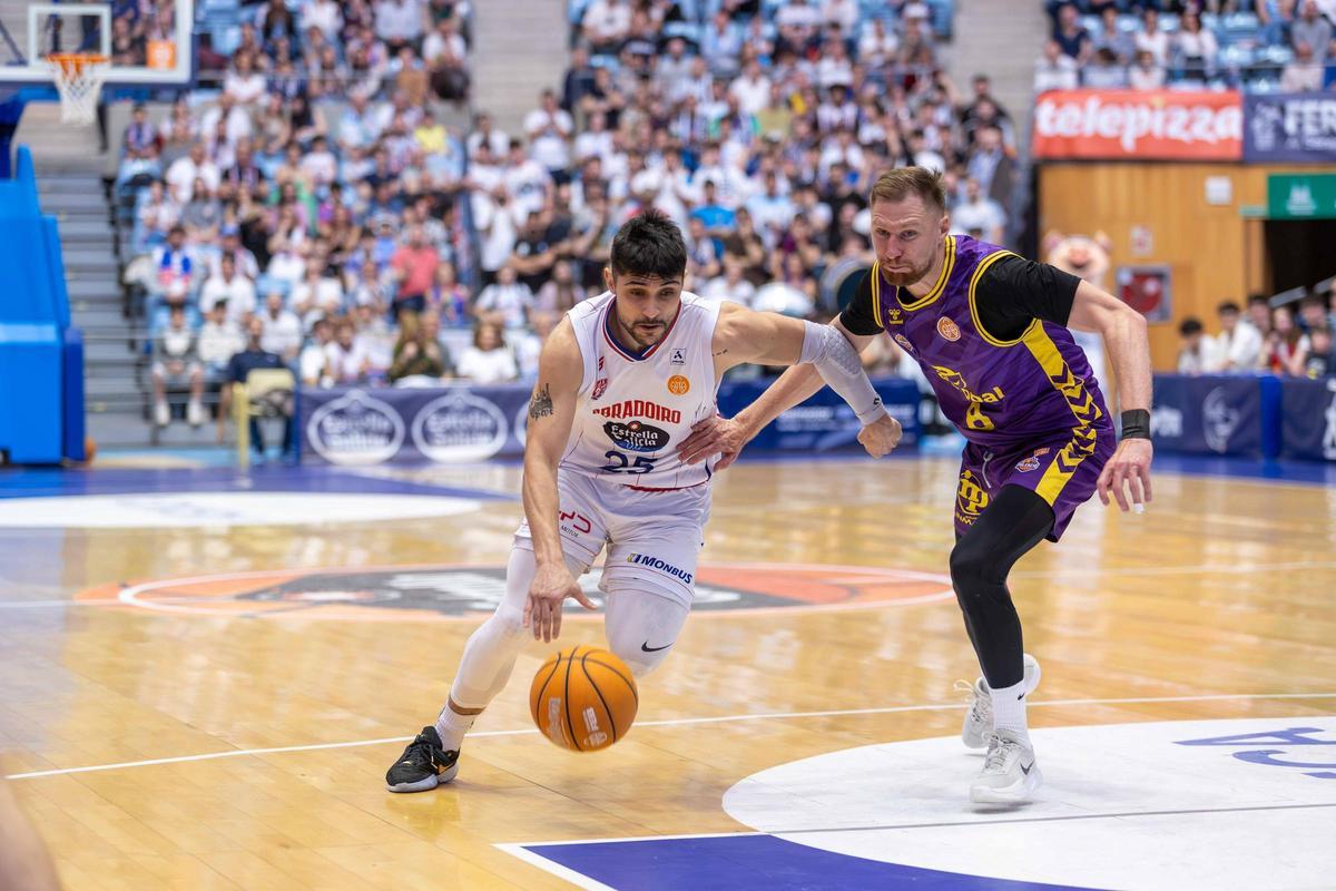El Obradoiro arrasa en la 'guerra' con el Palencia El Obradoiro arrasa en la 'guerra' con el Palencia