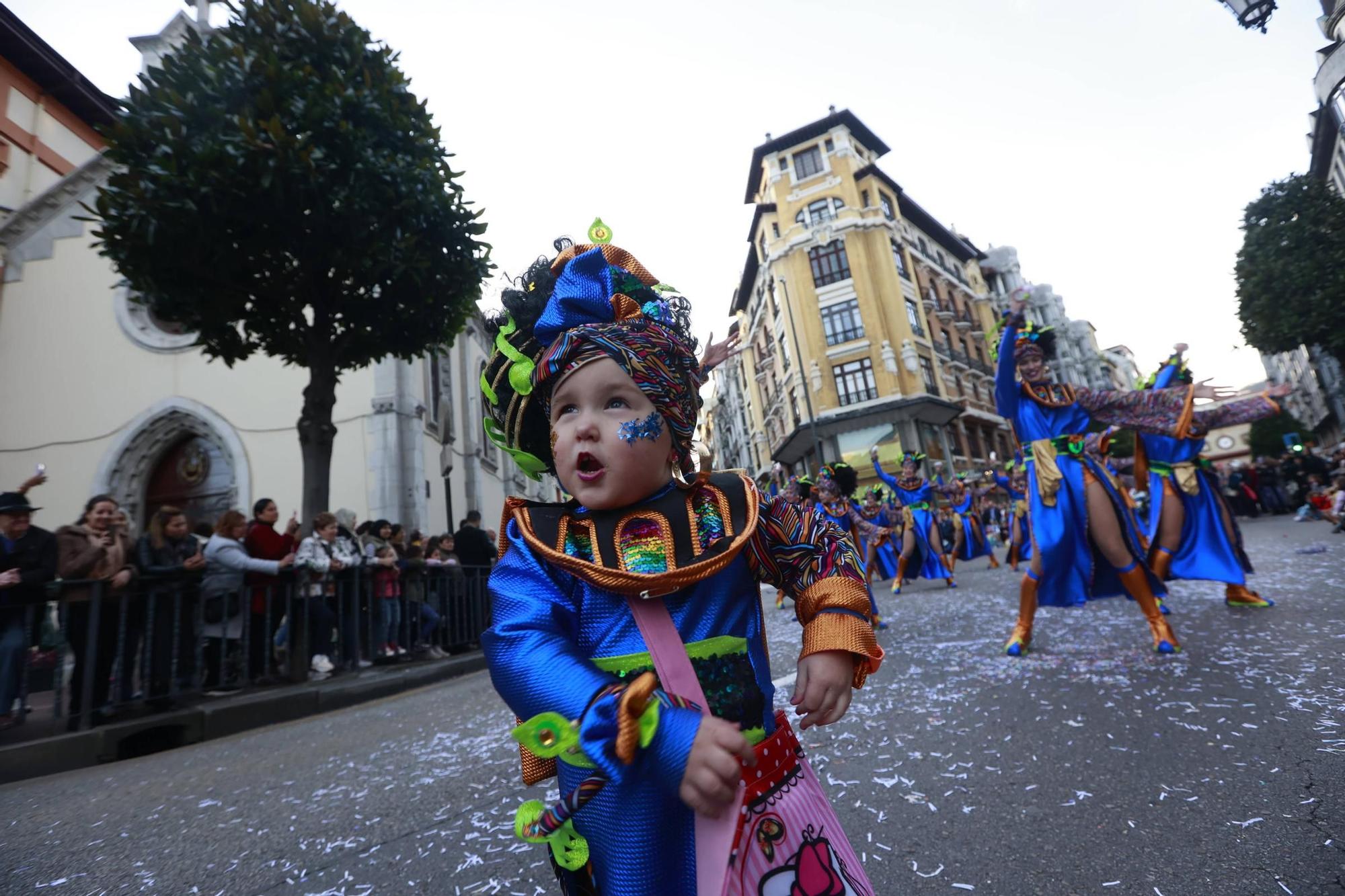 EN IMÁGENES: El Carnaval llena de color y alegría las calles de Oviedo