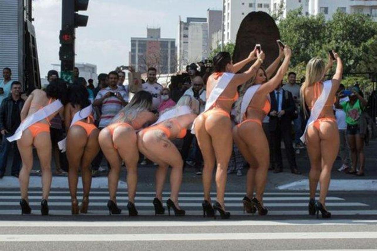 Las Miss Bumbum, a la caza de Pokémon