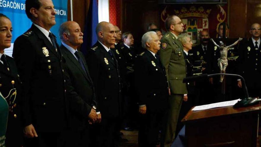 Clemente Castaño, a la izquierda del subdelegado del Gobierno, minutos antes de la toma de posesión.